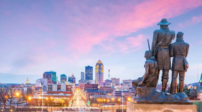 Lo skyline di Des Moines Iowa negli Stati Uniti con la statua del Pioniere dell'ex territorio (statua di più di 60 anni) fu completata nel 1892