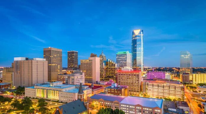 Orizzonte del centro di Oklahoma City, Oklahoma, USA al crepuscolo.