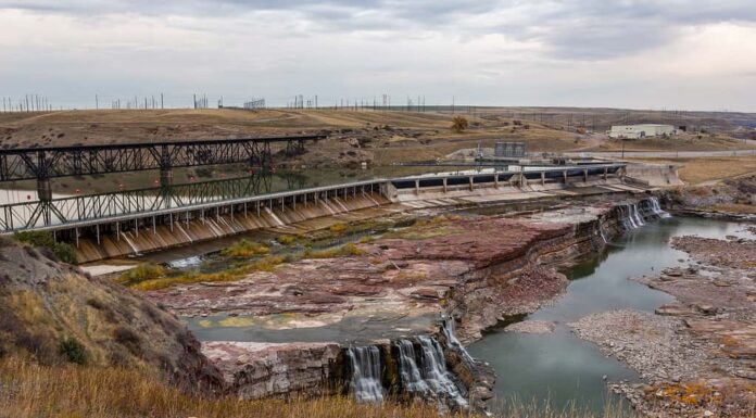 Rainbow Point nel Giant Springs State Park a Great Falls, Montana, nella stagione della bassa marea
