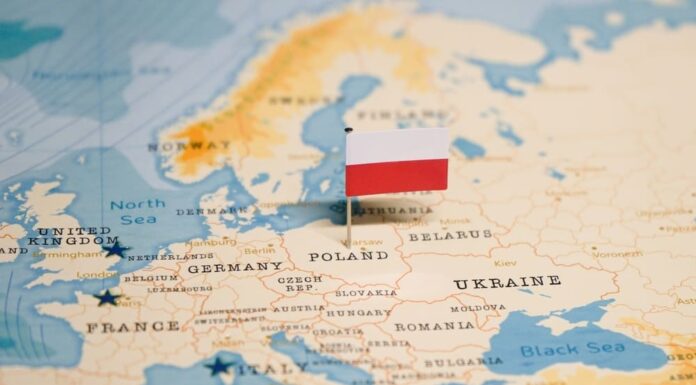 La bandiera della Polonia sulla mappa del mondo.