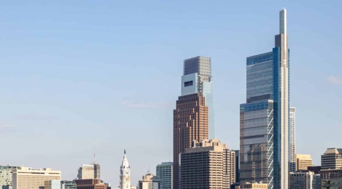Veduta aerea dello skyline di Filadelfia che mostra il municipio, il Comcast Center, il Comcast Technology Center e la Benjamin Franklin Parkway, Filadelfia, Pennsylvania, USA