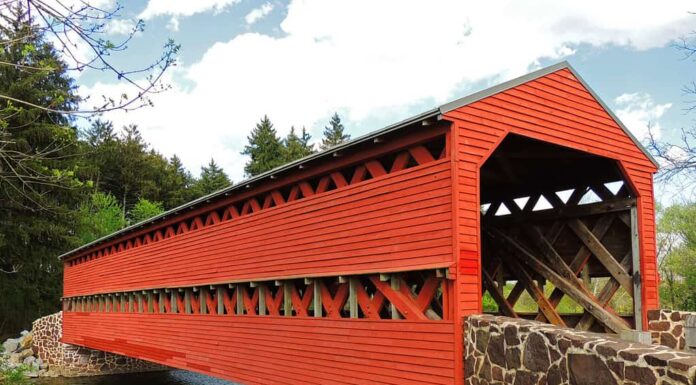 Pittoresco ponte coperto di legno rosso Sachs sul torrente paludoso in primavera a Gettysburg, Pennsylvania