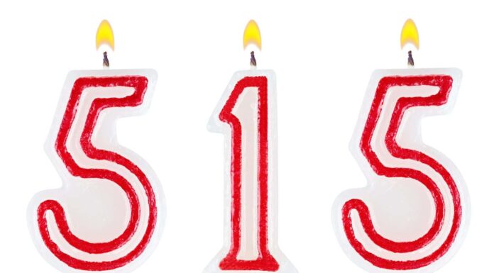 candele numero cinquecentoquindici isolate su sfondo bianco