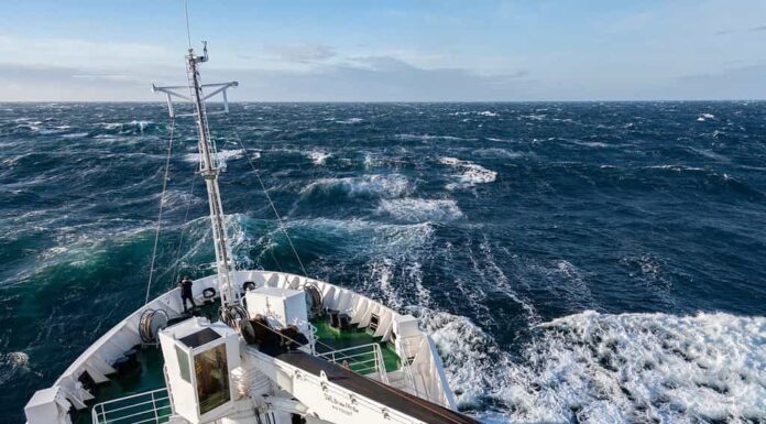 Mare mosso nello stretto di Danimarca (o stretto di Groenlandia) nell'Oceano Atlantico settentrionale tra l'Islanda e la Groenlandia.