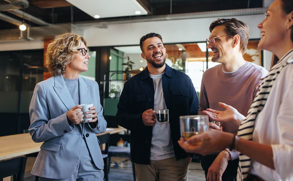 Colleghi felici che fanno una pausa caffè in un ufficio