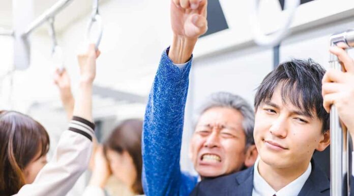 Uomini d'affari che viaggiano su treni affollati