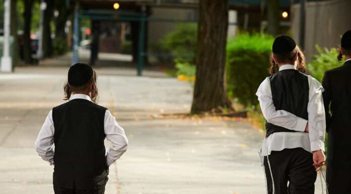Gli ebrei chassidici camminano al tempio di sabato a Williamsburg Brooklyn