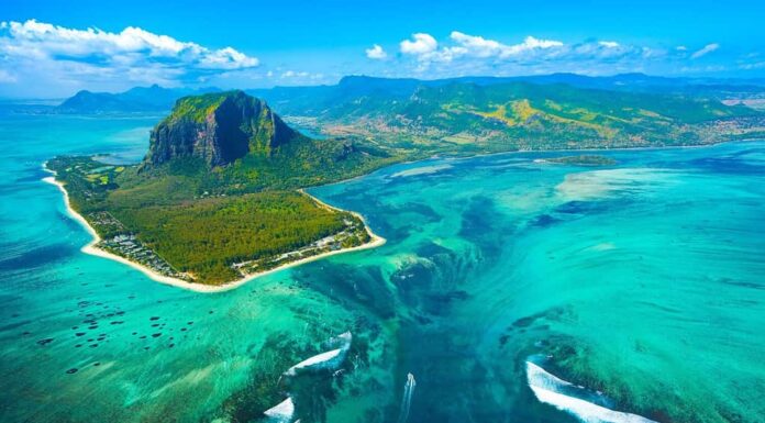 Veduta aerea dell'isola Mauritius e della montagna Le Morne Brabant con la bellissima laguna blu e l'illusione della cascata sottomarina