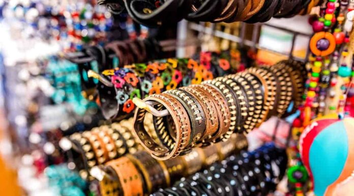 Bracciali vintage in pelle in un mercato delle pulci