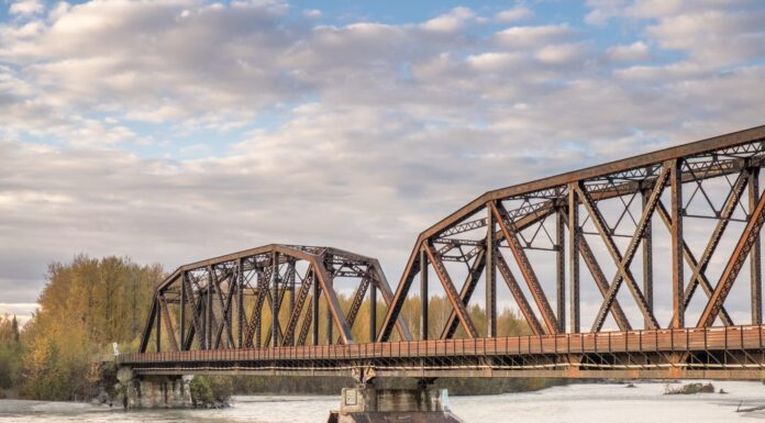 Famoso ponte sul fiume Susitna, ferrovia sul fiume a Talkeetna.  Alaska.