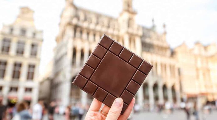 Con in mano una tavoletta di cioccolato a Bruxelles