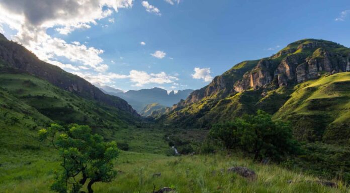 Valle verde nella montagna Drakensberg Sud Africa