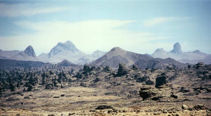 I Monti Tibesti ospitano un'isola celeste nel deserto del Sahara.