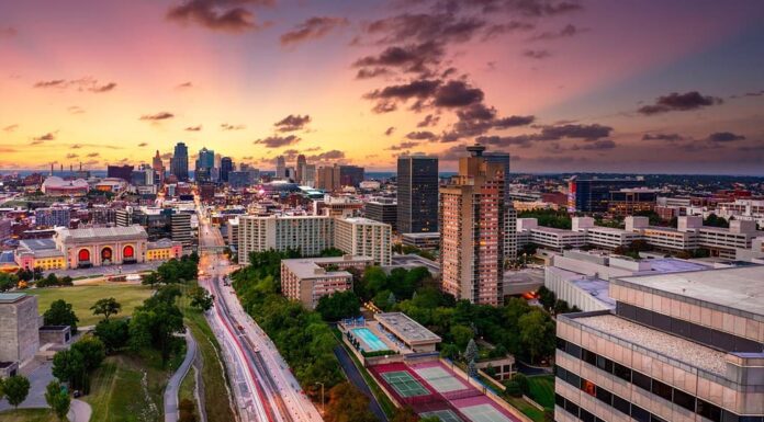 Veduta aerea dello skyline di Kansas City al tramonto, vista dal Penn Valley Park.  Kansas City è la città più grande del Missouri.