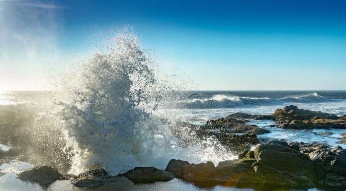 L'onda esplode dal pozzo di Thor lungo la costa di Capo Perpetua