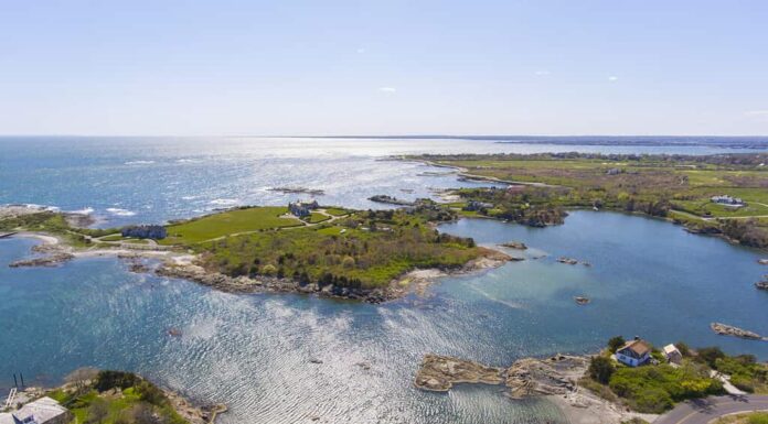 Veduta aerea di palazzi storici nel quartiere storico di Ocean Drive vicino a Goose Neck nella città di Newport, Rhode Island RI, Stati Uniti.