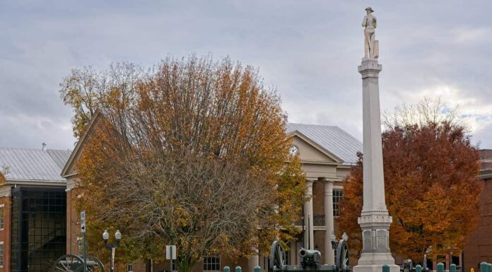 Il tribunale della contea di Williamson si trova dietro i canoni di bronzo dell'epoca della guerra civile che difendono il monumento ai soldati morti nella battaglia di Franklin sulla piazza pubblica di Franklin