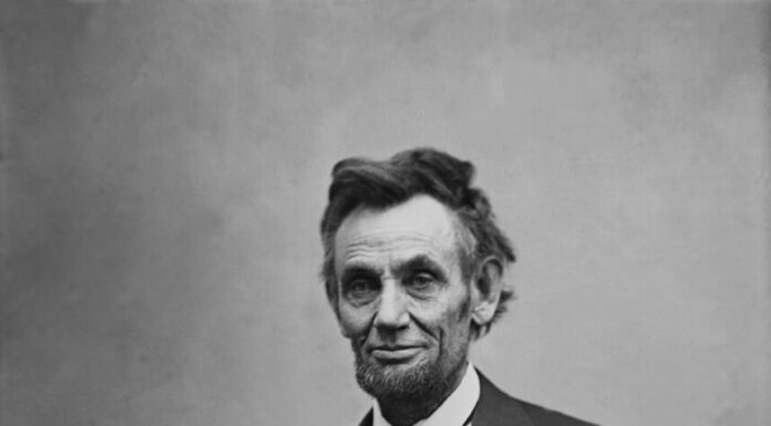 Abraham Lincoln (1809-1865) seduto con in mano gli occhiali e una matita il 5 febbraio 1865 in un ritratto di Alexander Gardner.