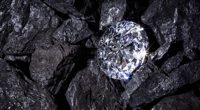Il carbonio crea diamanti, grafite e antracite.