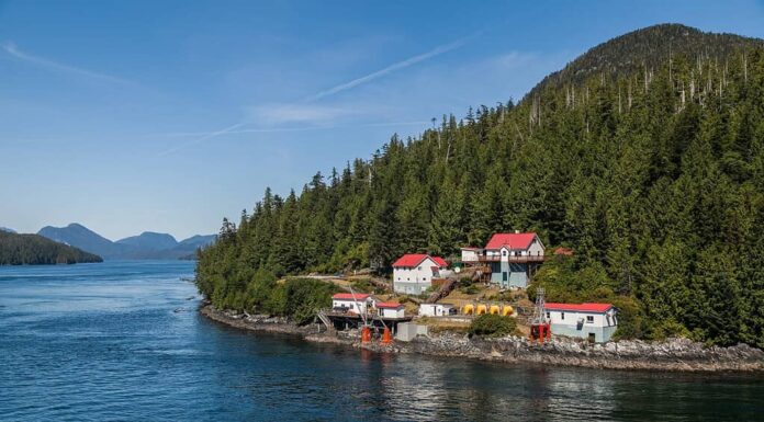 Faro di bluff in barca sull'isola di Sarah, canale di Tolmie, Kitimat-Stikine, British Columbia, Canada.  Visto dall'acqua in una giornata limpida.