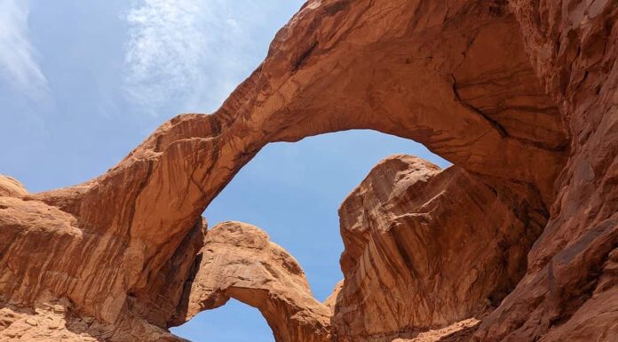 Vista panoramica della formazione rocciosa rossa del Double Arch nel Parco nazionale degli Arches a Moab, Utah.  Attrazione turistica.