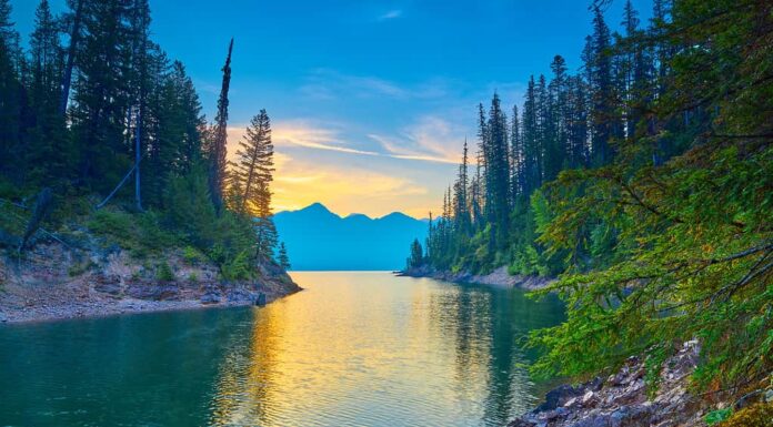 Alba sul Monte Murry sul bacino idrico di Hungry Horse nella foresta nazionale di Flathead, MT.