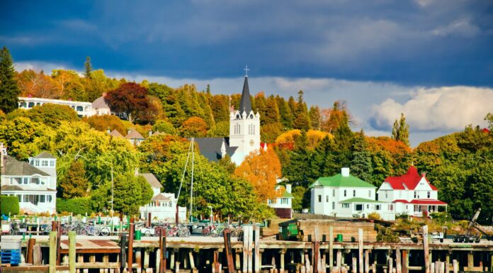 Casa sul lago lungo il Lago Huron nella stagione autunnale a Mackinac Island, Michigan