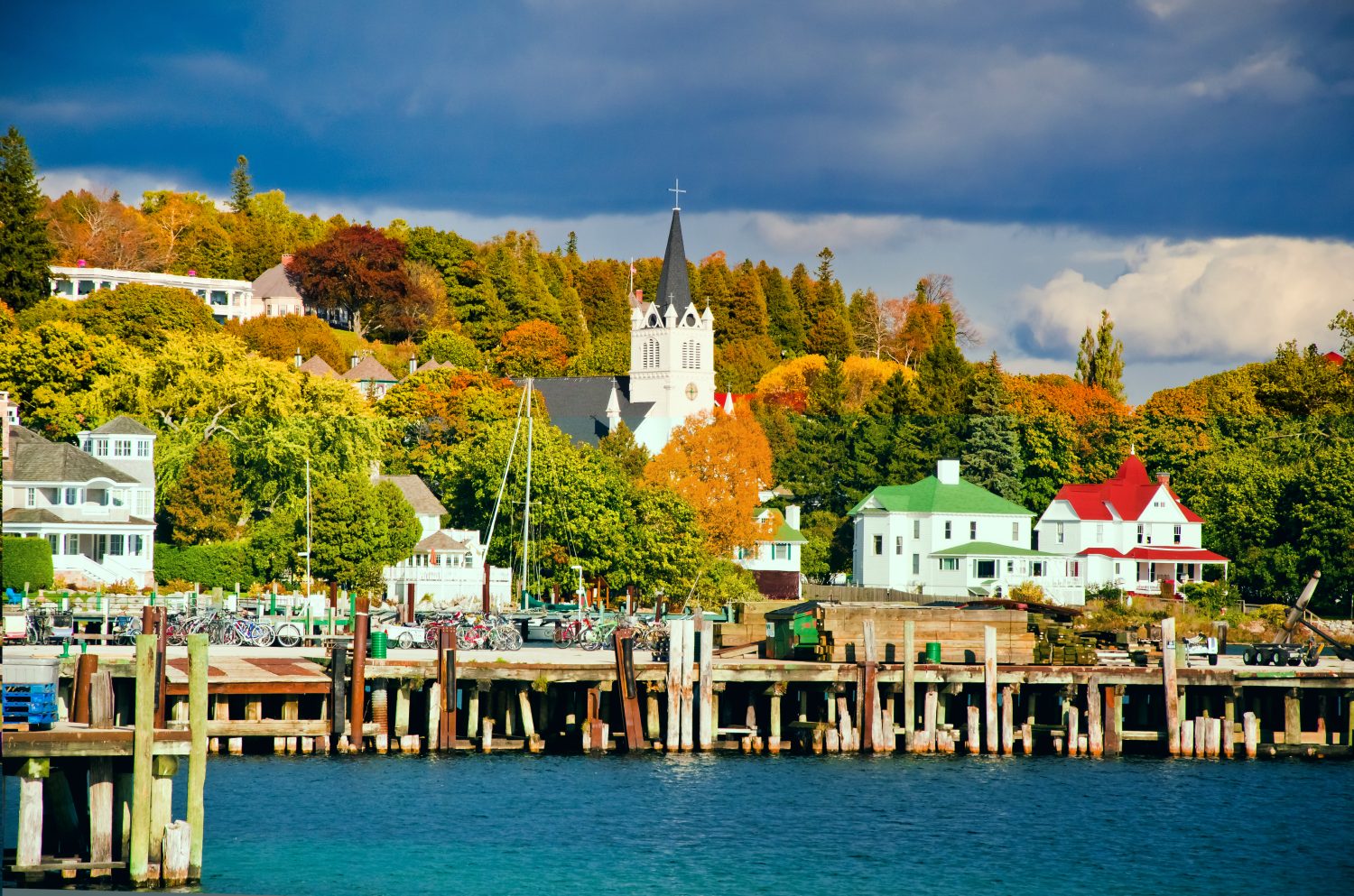 Casa sul lago lungo il Lago Huron nella stagione autunnale a Mackinac Island, Michigan