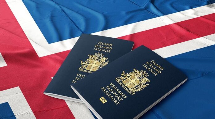 Passaporto islandese con l'immagine in alto sulla bandiera, cittadini islandesi