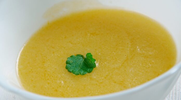 Salsa vellutata - salse della cucina francese designate come le cinque salse madri.