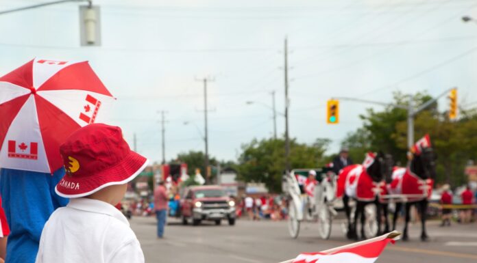 Ragazzi che guardano una parata del Canada Day.  Aurora, Ontario, Canada.