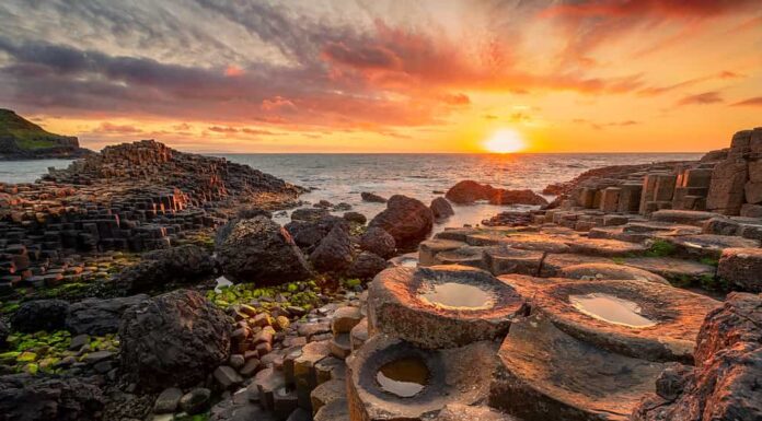 tramonto su colonne di basalto Giant's Causeway, contea di Antrim, Irlanda del Nord