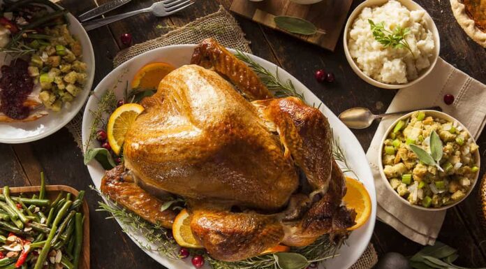Tacchino del Ringraziamento fatto in casa intero