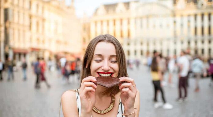 Donna con cioccolato all'aperto a Bruxelles