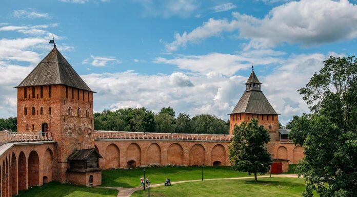 Cremlino di Veliky Novgorod (Novgorod Detinets) in una giornata estiva.