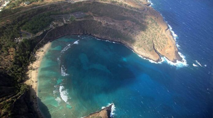 Veduta aerea della baia di Hanauma a Oahu, Hawaii