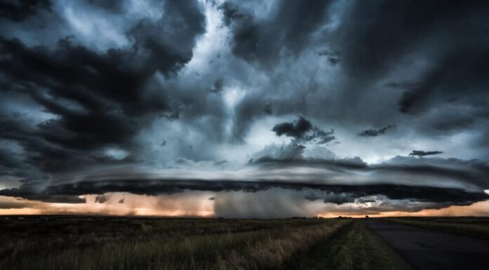 Si forma un grande tornado