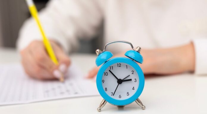 Test manuale degli studenti che eseguono l'esame di prova con le scelte selezionate di disegno a matita