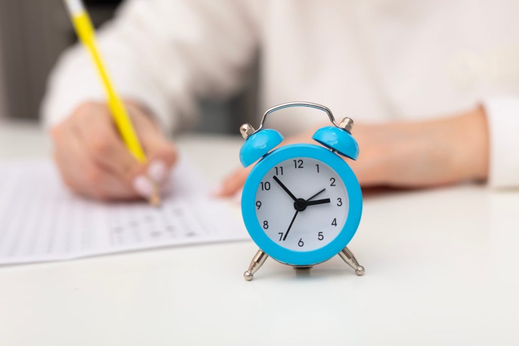 Test manuale degli studenti che eseguono l'esame di prova con le scelte selezionate di disegno a matita