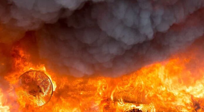 fuoco e fumo da mobili che bruciano in un incendio per il corso di formazione sulle indagini sugli incendi dolosi