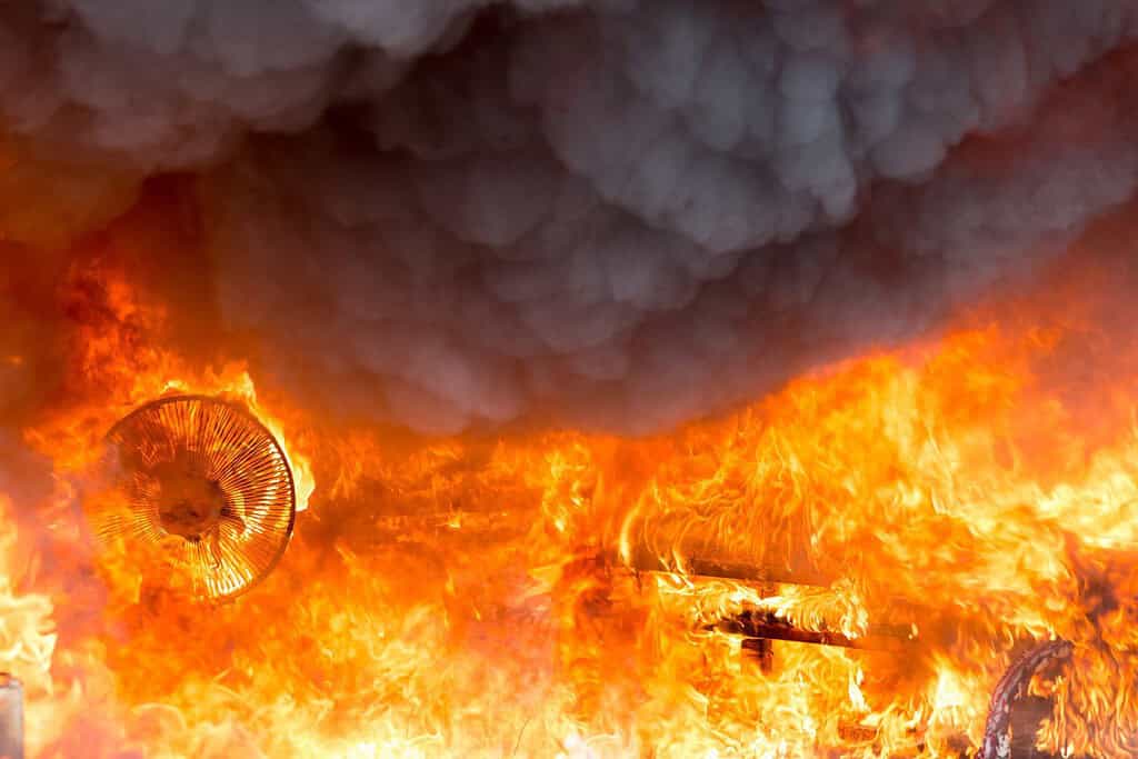 fuoco e fumo da mobili che bruciano in un incendio per il corso di formazione sulle indagini sugli incendi dolosi
