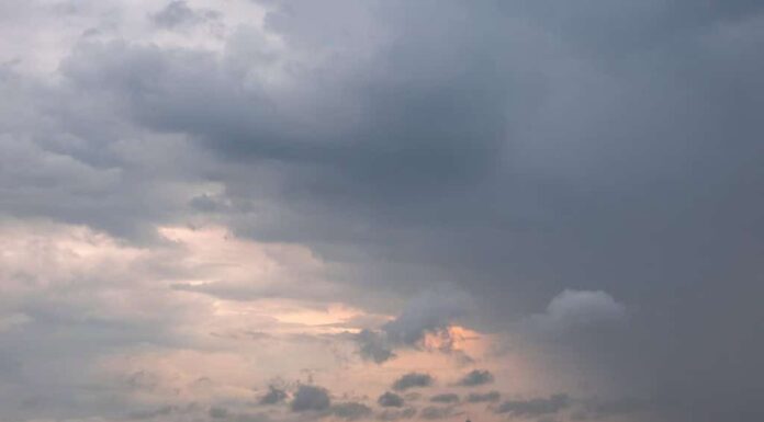 Temporale incombente sull'aeroporto di Newark al tramonto, ritardando i voli