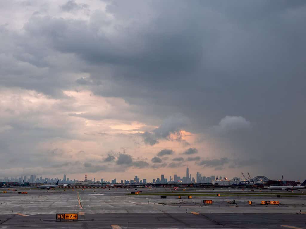 Temporale incombente sull'aeroporto di Newark al tramonto, ritardando i voli