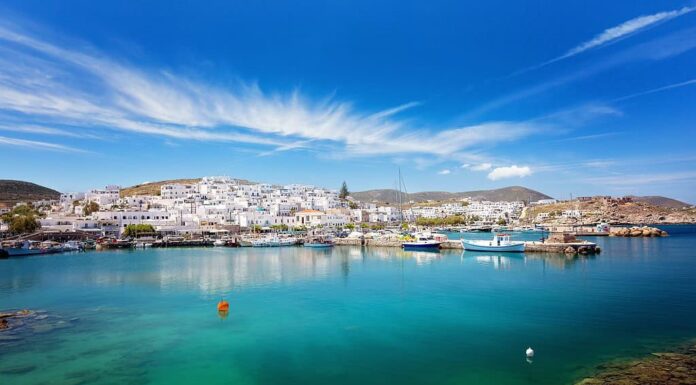 Villaggio di pescatori greco Naousa, isola di Paros, Grecia - Vista panoramica dell'idilliaco porto vecchio con barche tradizionali ormeggiate