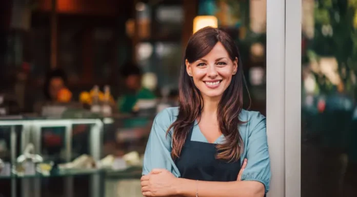 Come a prova di parassiti efficacemente la tua attività Happy cafe owner stands outside her pest-free business. Learn how to pest-proof your business with these tips from Xceptional Wildlife.