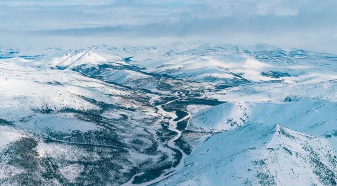 Fiume Koyukuk nell'Arctic National Wildlife Refuge dell'Alaska da Bush Plane durante l'inverno