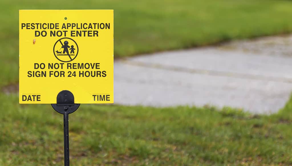 I pesticidi hanno appena applicato il cartello su un prato