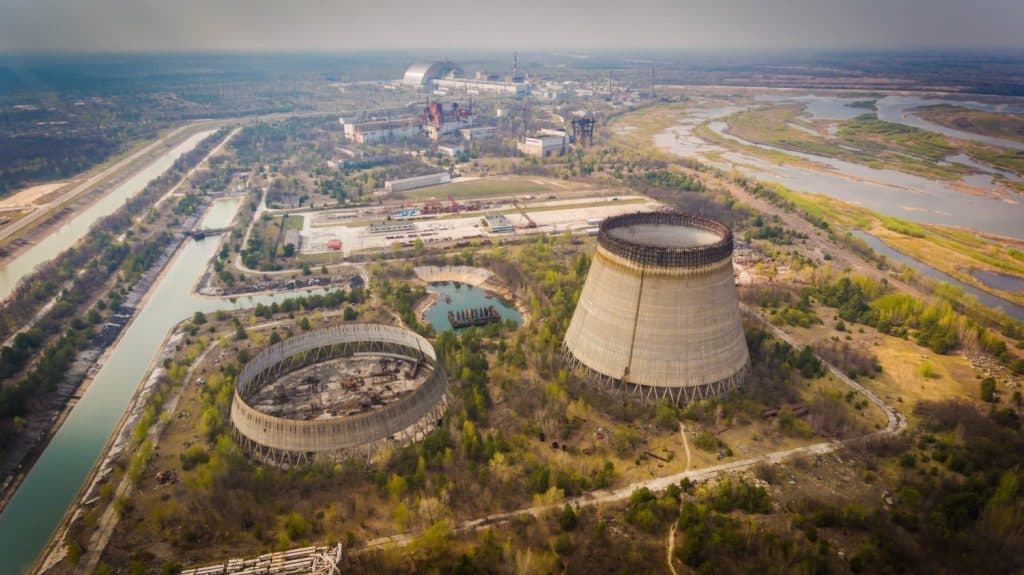 Ripresa aerea dei reattori nucleari di Chernobyl con canali diritti intorno in primavera