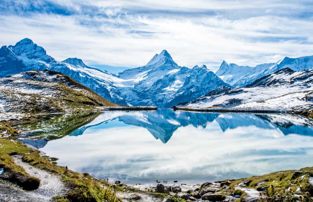 Vista delle Alpi svizzere riflessa in un lago di montagna (Bachalpsee)