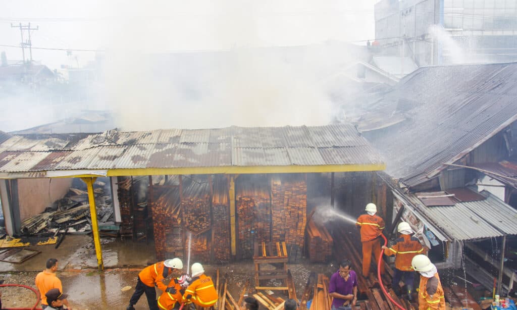 Pekanbaru, Indonesia.  1 agosto 2015: Vigili del fuoco